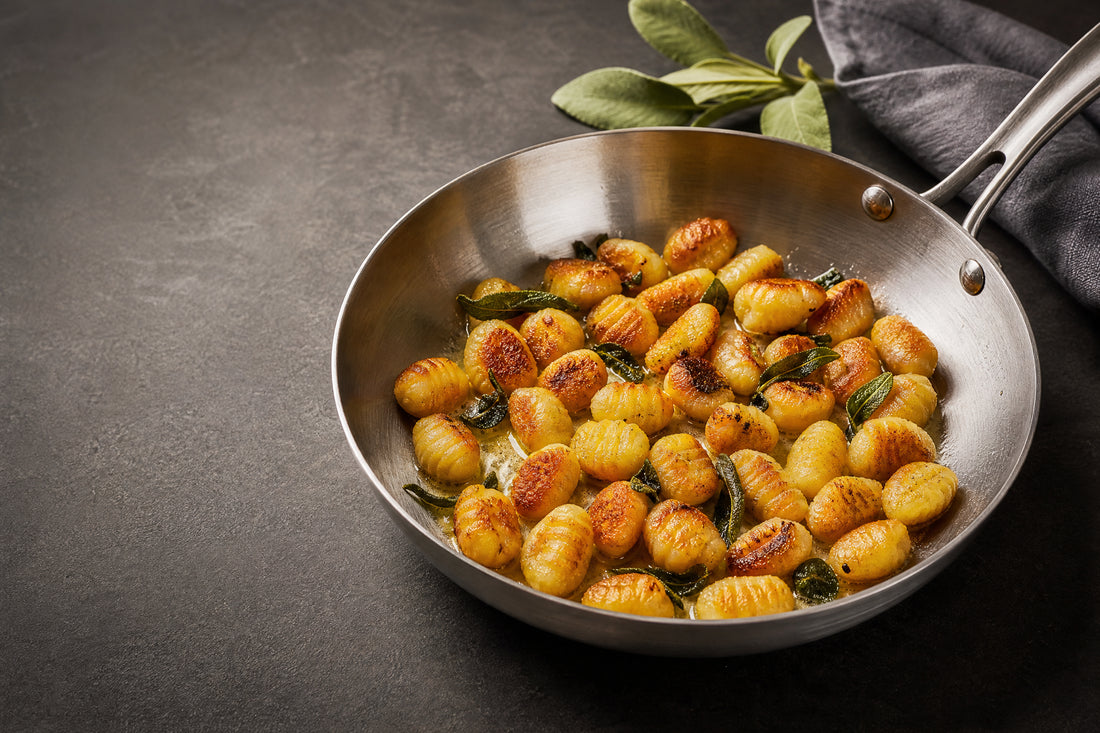 Gnocchis dorés et croustillants à la sauge dans une poêle en inox