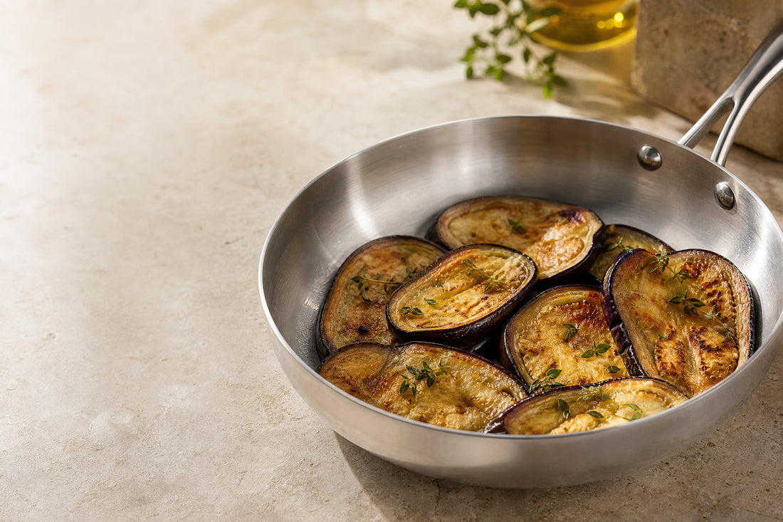 Aubergines dorées et fondantes dans une poêle en inox