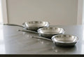 Set de 3 poêles inox Forval : 22, 24 et 28 cm sur un plan de travail