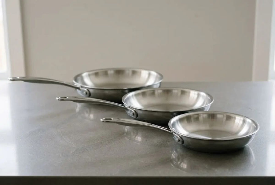 Set de 3 poêles inox Forval : 22, 24 et 28 cm sur un plan de travail
