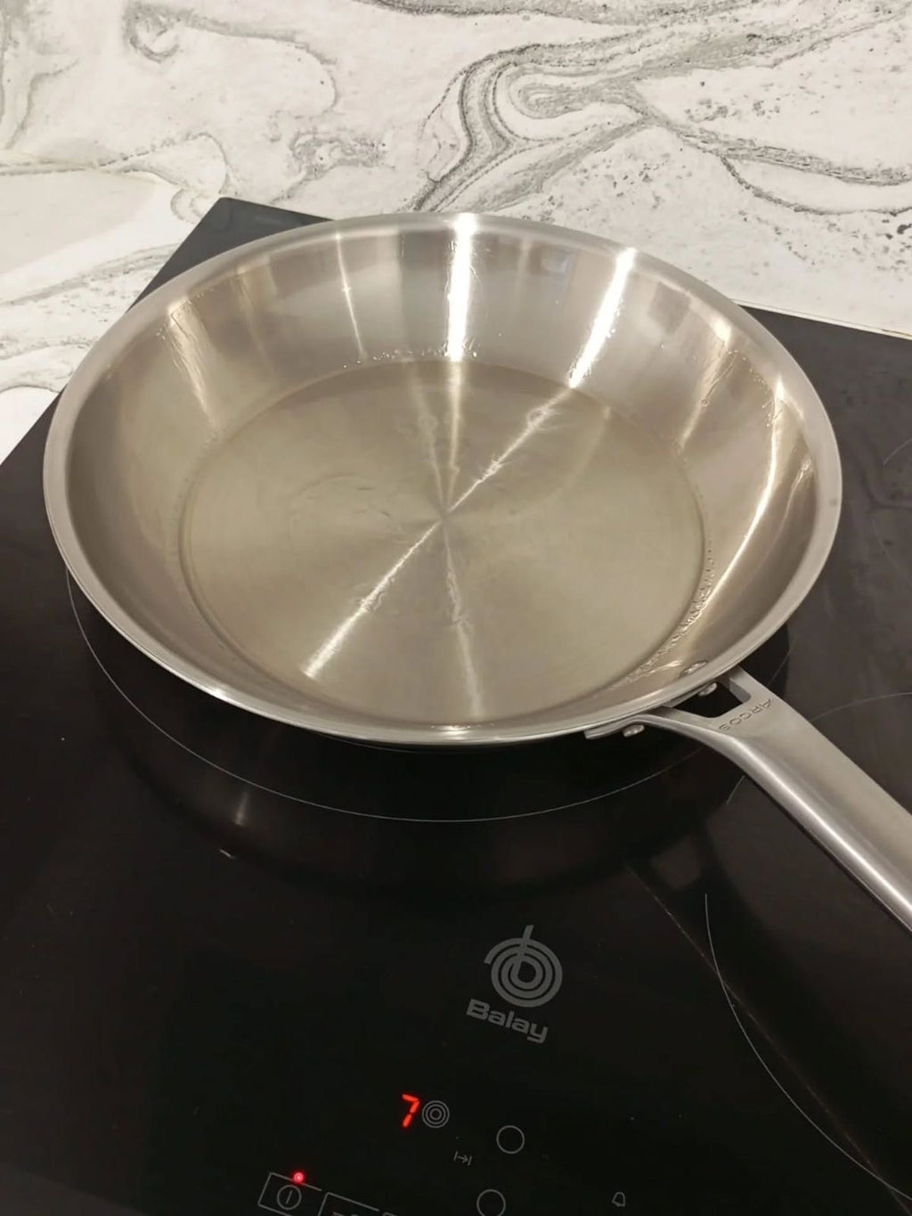 Poêle inox Forval vue de dessus sur une plaque à induction