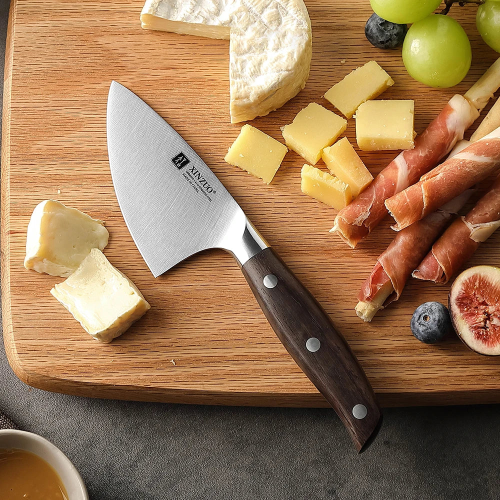 Couteau à fromage XINZUO, manche en santal rouge, sur une planche de fromages — Pâtes dures, 8,8 cm
