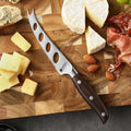 Couteau à fromage XINZUO, manche en santal rouge, sur une planche de fromages — Pâtes molles, 13 cm