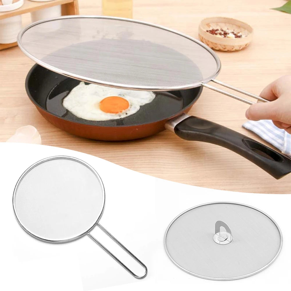 Grille anti-projections en inox posée au-dessus d'une poêle avec un œuf