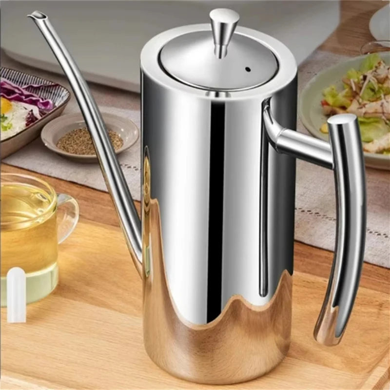 Huilier en inox 304 à bec fin sur une table de cuisine