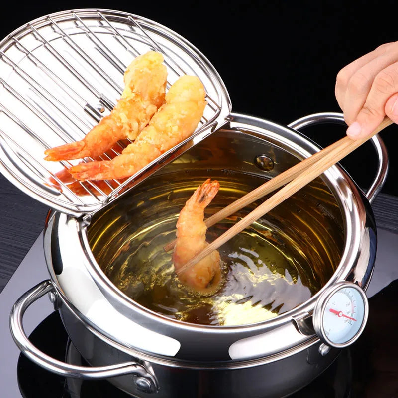 Marmite à friture en inox avec thermomètre : tempura de crevettes égouttée sur le couvercle-grille