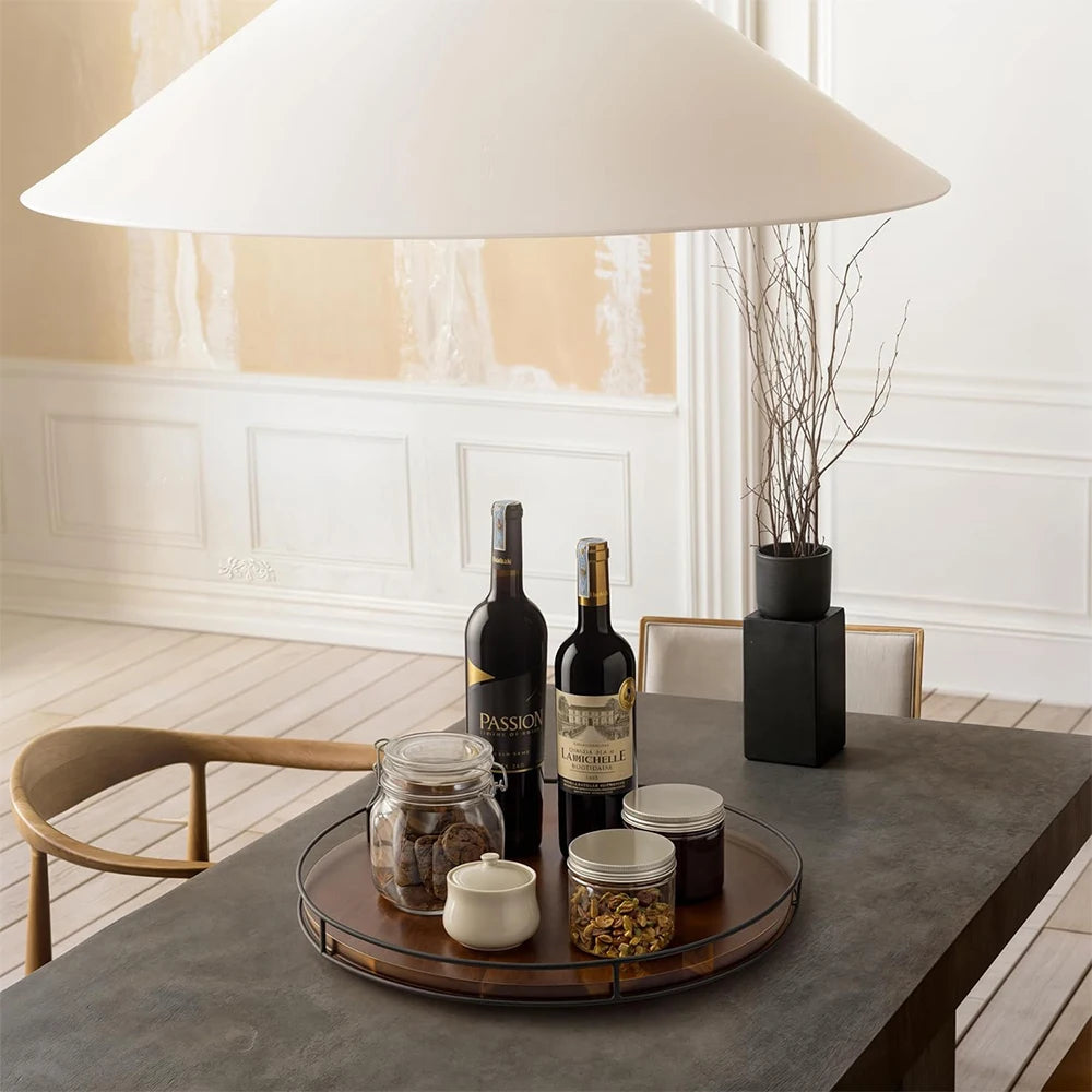 Plateau tournant en acacia au centre d'une table