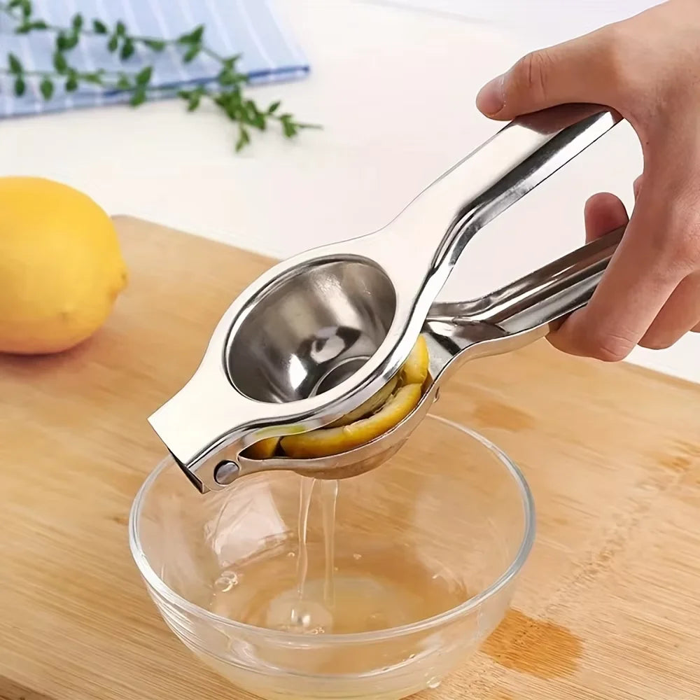 Presse-citron en inox au-dessus d'un bol, le jus de citron qui coule