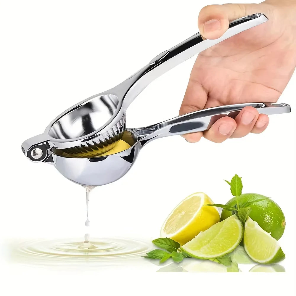 Presse-citron en inox tenu d'une main, un citron vert pressé