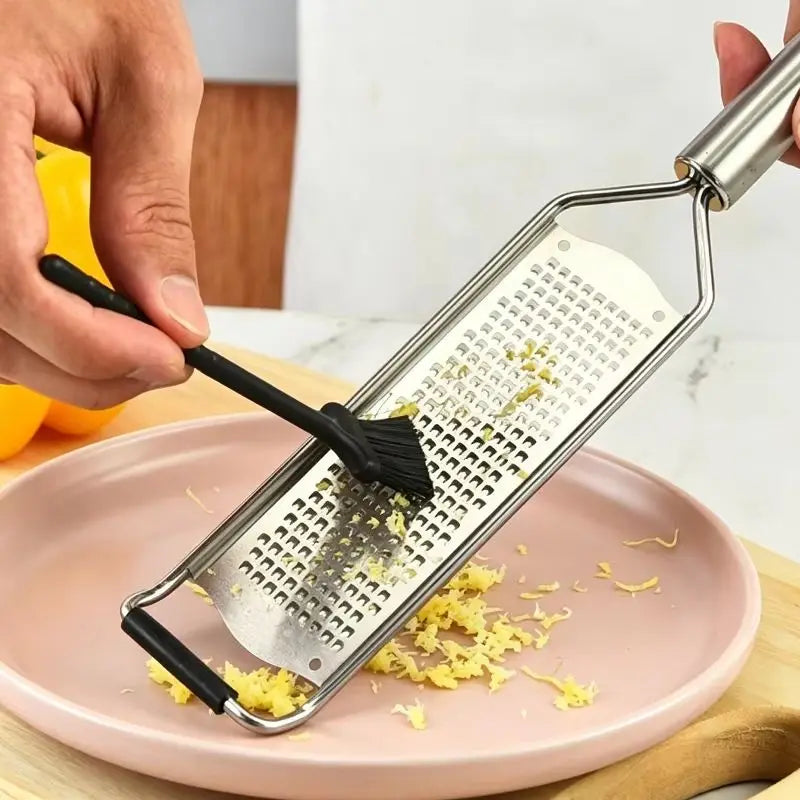 Nettoyage de la râpe zesteur avec la brosse fournie