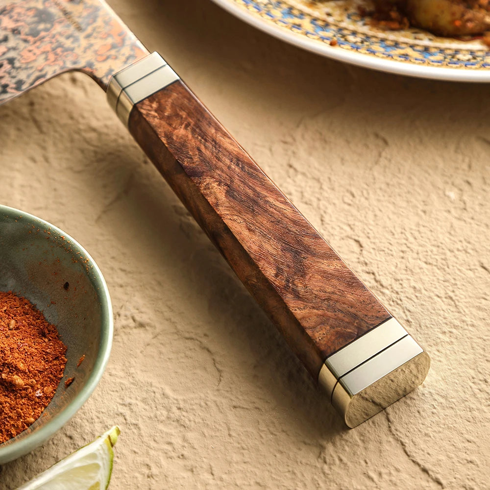 Santoku XINZUO en Damas cuivre tricolore, manche en padouk, sur une planche en bois
