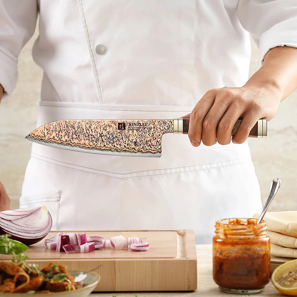 Santoku XINZUO en Damas cuivre tricolore, manche en padouk, sur une planche en bois