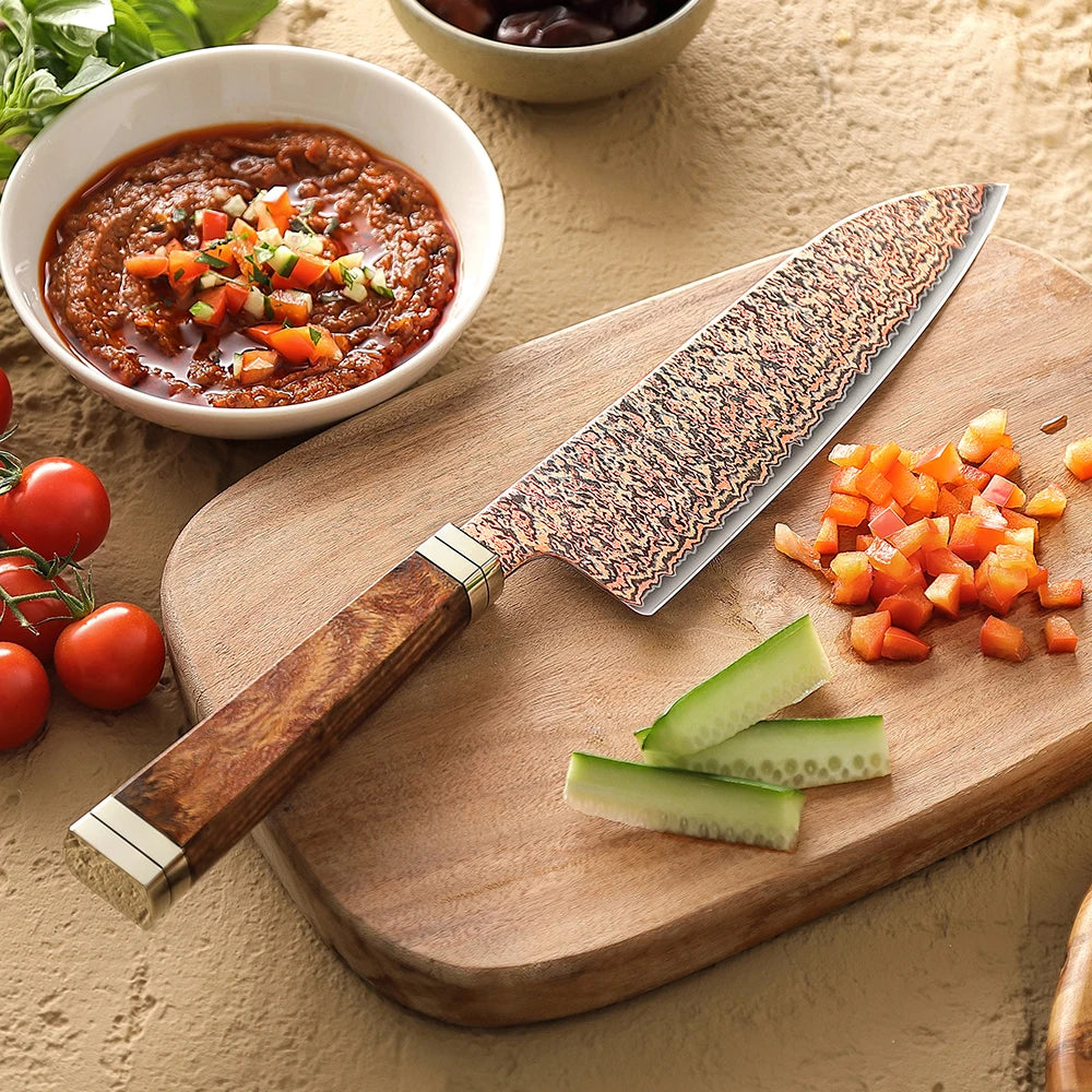 Santoku XINZUO en Damas cuivre tricolore, manche en padouk, sur une planche en bois