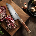 Santoku XINZUO en acier ZDP-189, manche octogonal en bois de fer, sur une planche