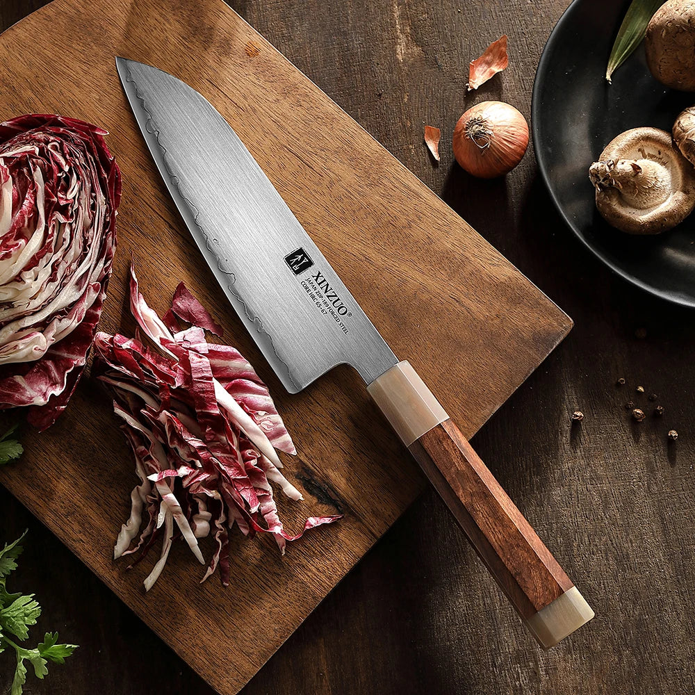 Santoku XINZUO en acier ZDP-189, manche octogonal en bois de fer, sur une planche