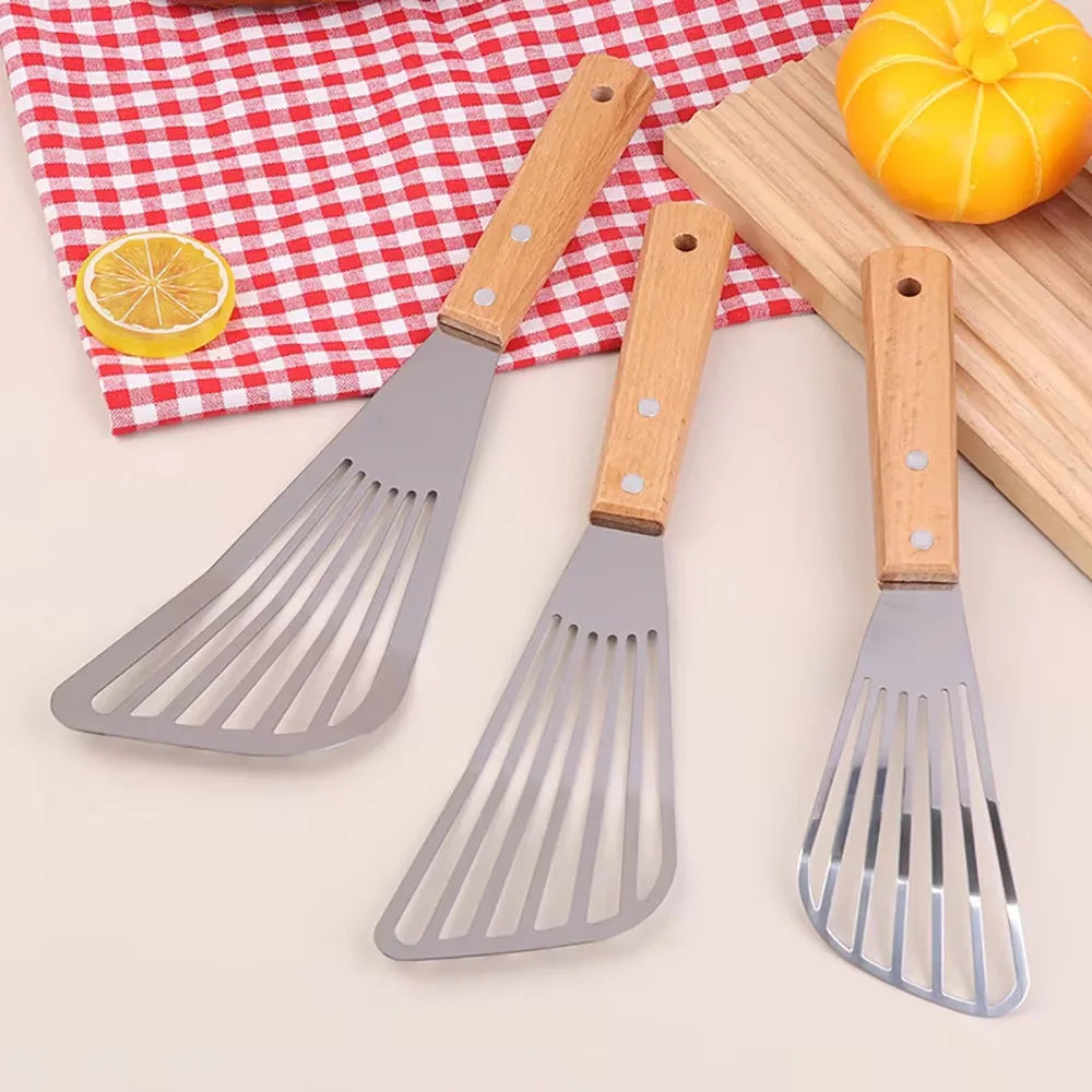 Spatules ajourées en inox sur une nappe