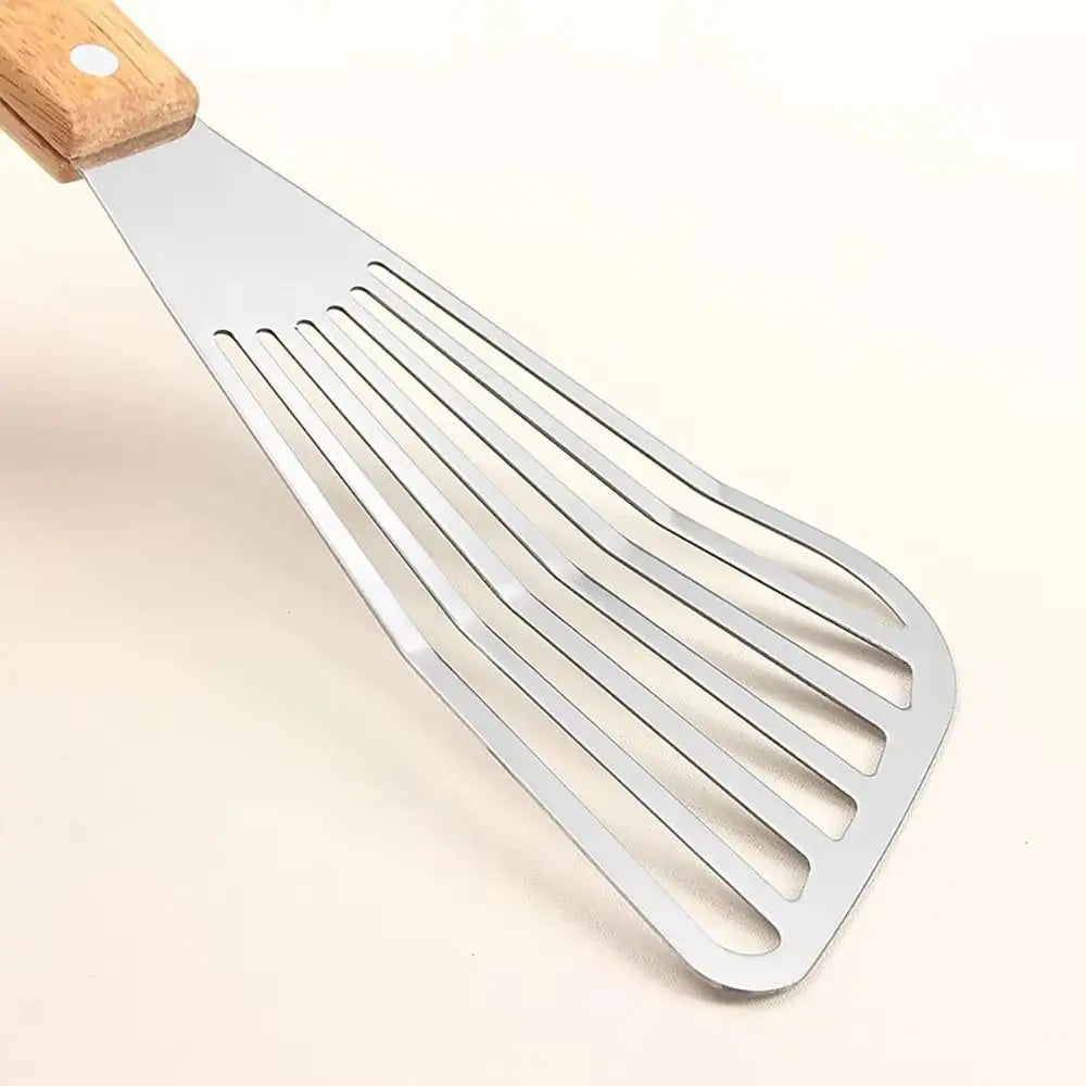 Lame ajourée et bord biseauté de la spatule en inox