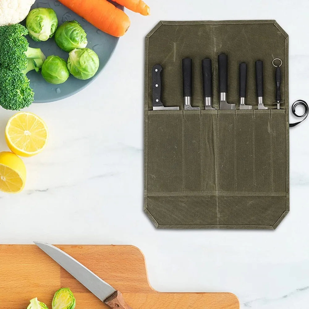 Trousse à couteaux en toile cirée garnie, dans une cuisine