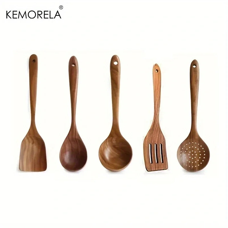 Set de cinq ustensiles en teck sur fond blanc
